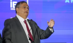 Dino diz que Moraes pediu legalmente relatórios ao TSE Dino diz que Moraes pediu legalmente relatórios ao TSE