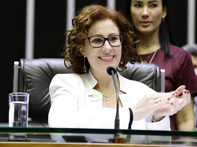 STF começa a julgar recurso que pede ação contra Carla Zambelli por ofensa a deputado