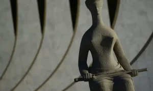 Alexandre de Moraes decide soltar Filipe Martins, ex-assessor de Bolsonaro