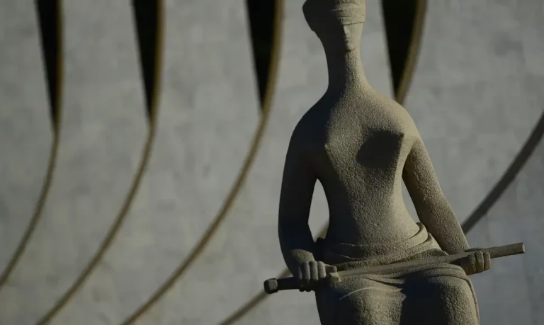 Alexandre de Moraes decide soltar Filipe Martins, ex-assessor de Bolsonaro