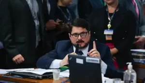 Alexandre de Moraes manda bloquear rede social e R$ 50 milhões do senador Marcos Do Val