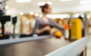 Supermercado é condenado a indenizar cliente que foi perseguida e ameaçada