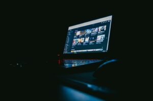 A convergência das telas: Como a parceria entre YouTube e TV Brasil redefine a distribuição cultural