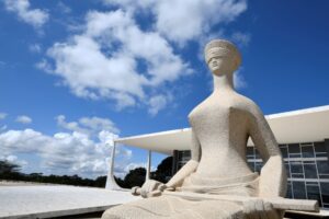 A Inautenticidade Constitucional: O Declínio da Supremacia Normativa e a Tolerância com o Autoritarismo Institucional no Brasil