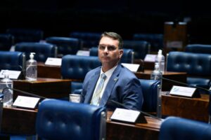 Amplo Jurídico: Alexandre de Moraes Suspende Visitas de Flávio a Jair Bolsonaro por Descumprimento de Ordem Judicial