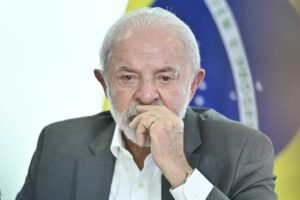Análise Política: Lula Ganha Terreno na Articulação de Palanques Estaduais, Enquanto Flávio Bolsonaro Enfrenta Obstáculos