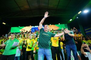 Aposta na tecnologia e influência internacional: Flávio Bolsonaro oficializa candidatura sob o espectro do bolsonarismo