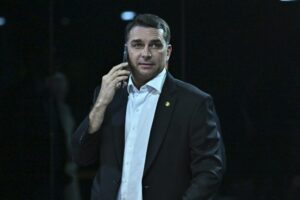 Defesa de Flávio Bolsonaro nega crime de calúnia contra Lula em manifestação à Polícia Federal