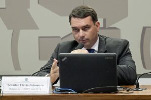 Desafios Políticos e Jurídicos na Pré-Campanha de Flávio Bolsonaro: Uma Análise da Dinâmica Sucessória e das Alianças Partidárias