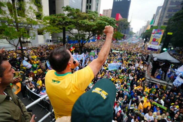 Flávio Bolsonaro defende indicação de 5 ministros ao STF em 2026