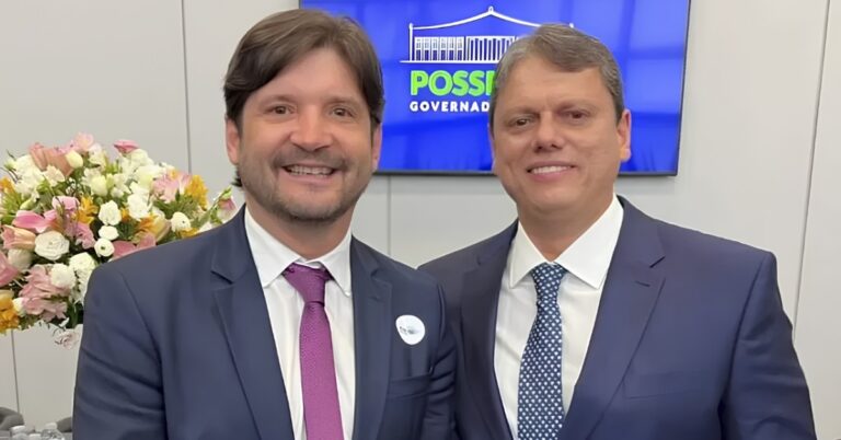 Justiça Eleitoral proíbe propaganda de André do Prado por excesso de Tarcísio