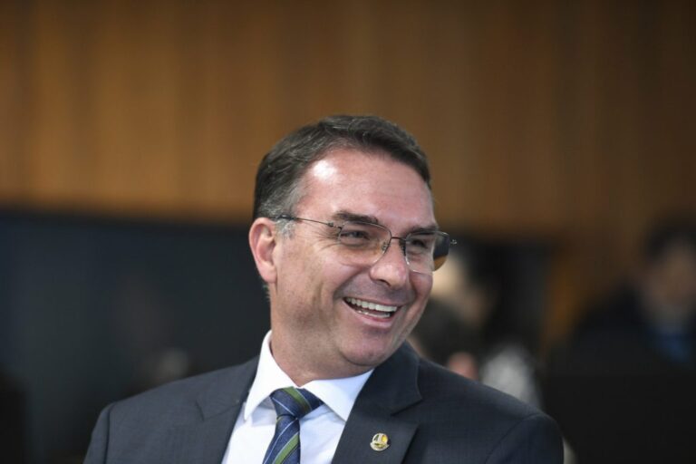 Implicações jurídicas da viagem de Flávio Bolsonaro aos EUA em meio a inquéritos no STF