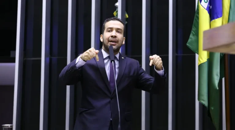 Internação de André Janones: Impactos na estratégia digital da campanha de Lula