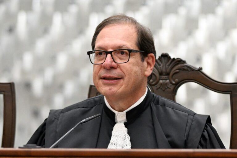 STJ afasta servidores após suspeita de vazamento de minutas para advogado
